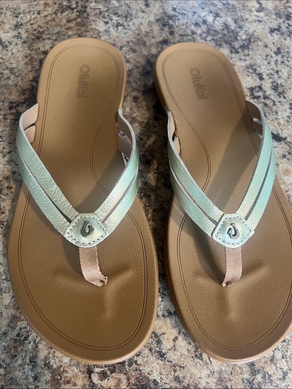 NEW OluKai Ho'opio Hui Sandals sz 9. Leather straps soft nylon toe posts, comfy!